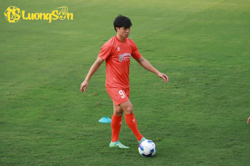 Công Phượng chấn thương khi đang hội quân cùng ĐT Việt Nam Công Phượng chấn thương khi đang hội quân cùng ĐT Việt Nam